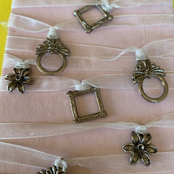 ⭐️2 for 1⭐️Gift Embellishments - Picture 3 of 5